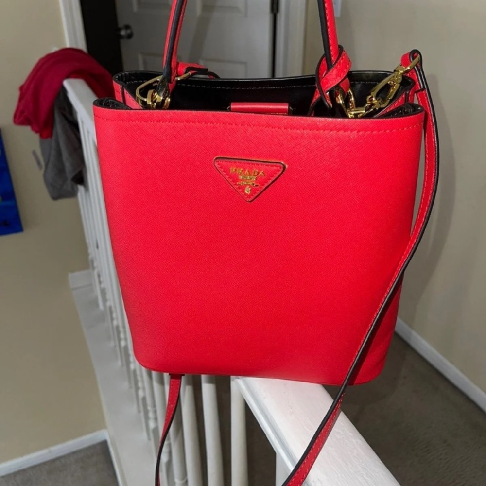 Prada Siffiano Leather Panier Bag
Gently Worn This is sale to support Ukraine